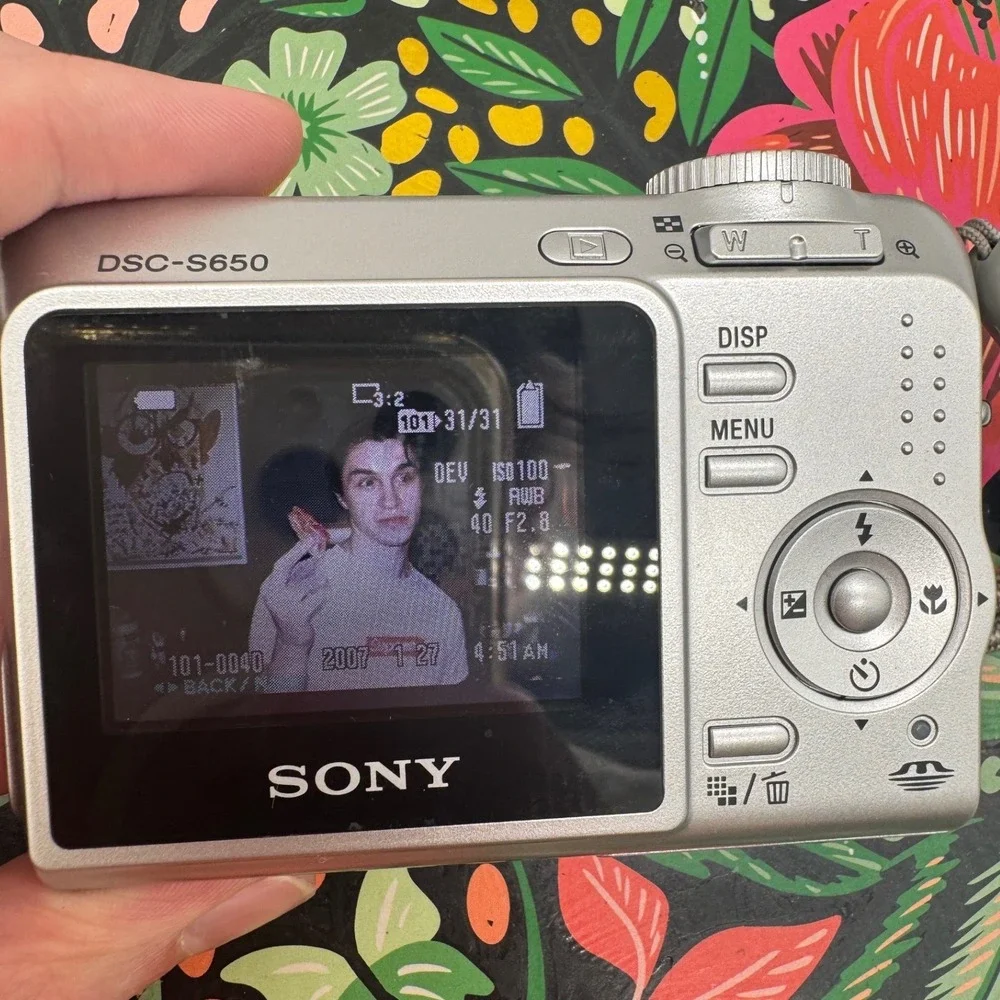 Sony Cyber-shot DSC-S650 7.2MP Digital Camera Silver 3x Optical Zoom Y2K Vtg Box